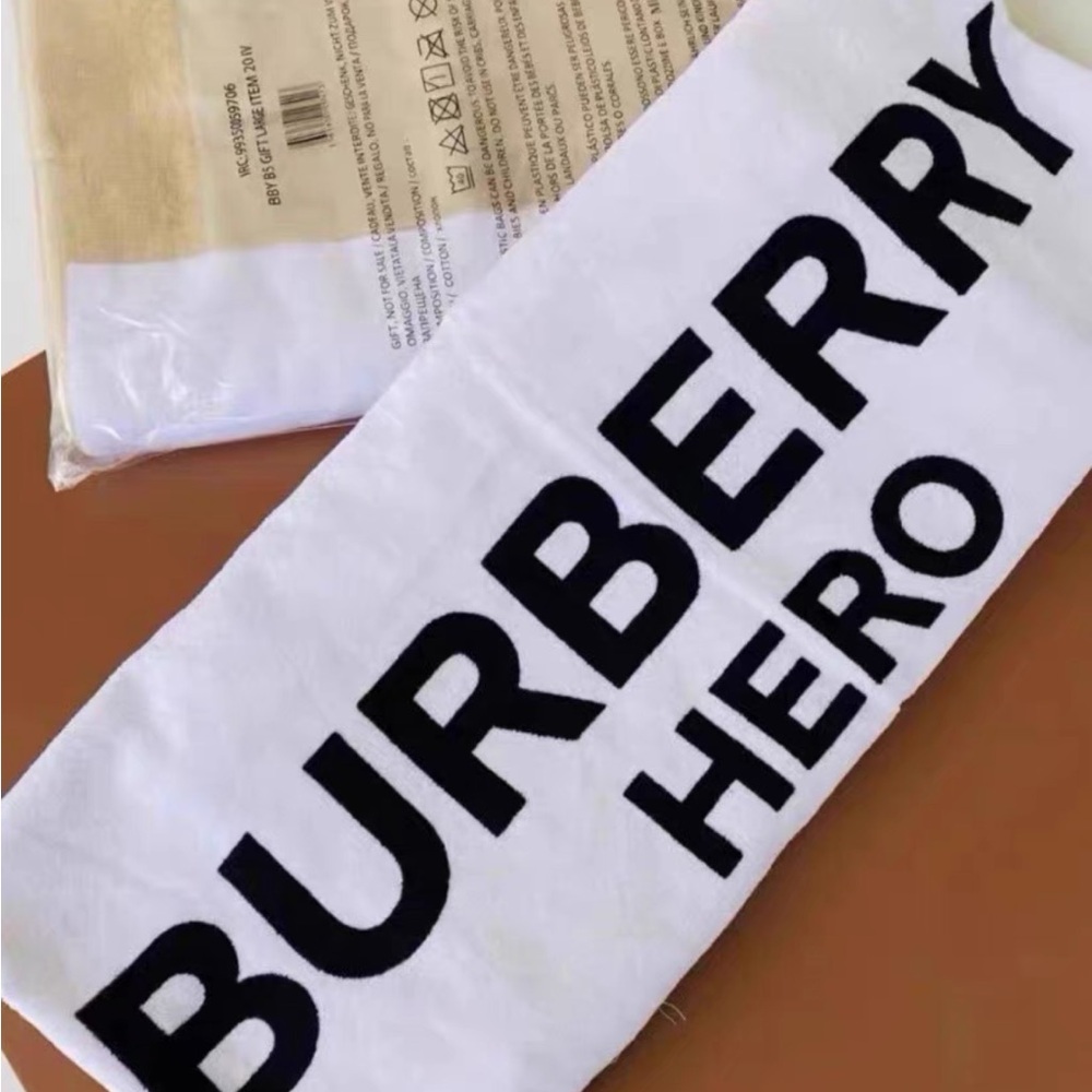Burberry Hero Beige and White Towel - Picture 4 of 5